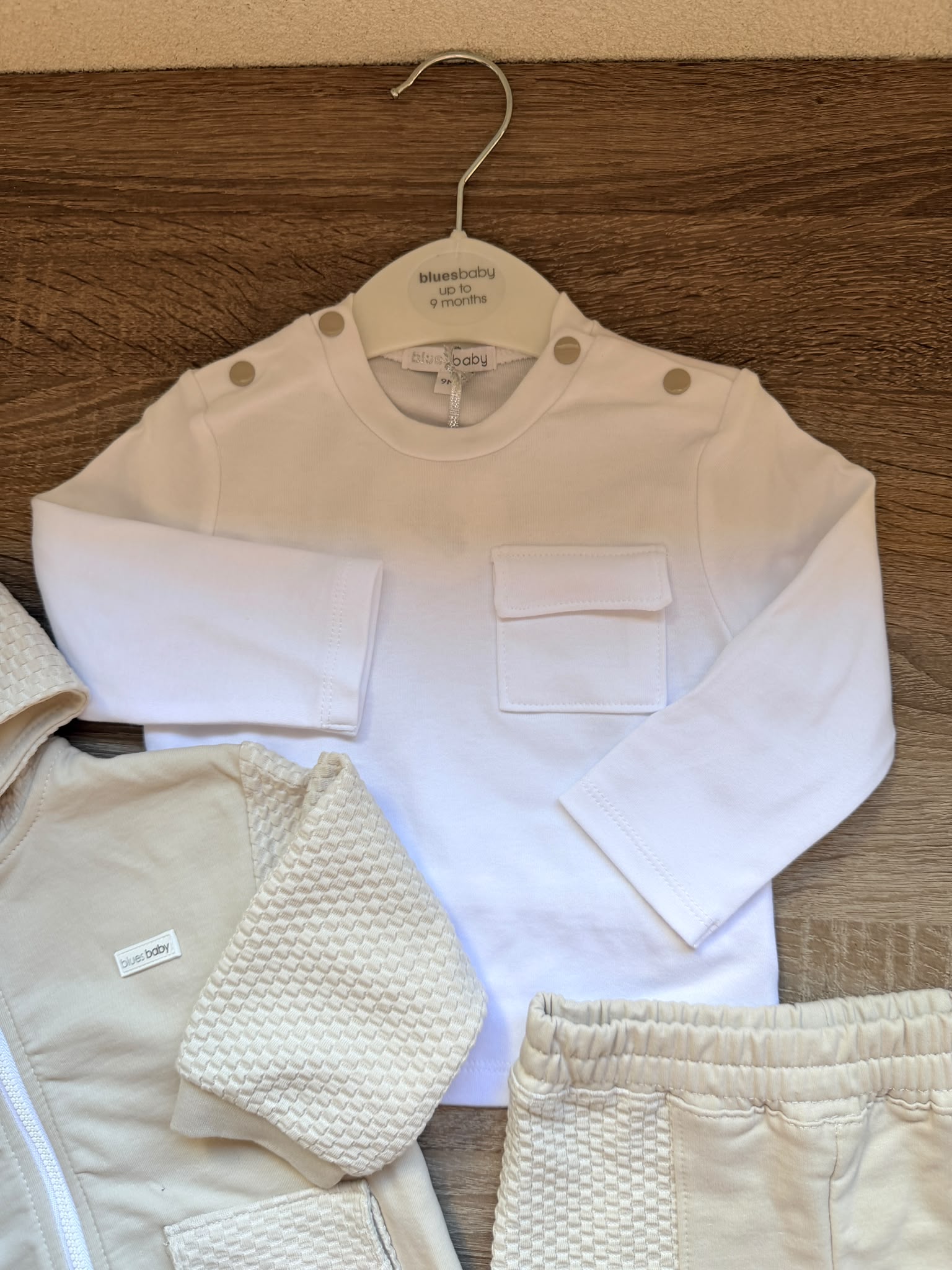 Luxe 3-Delige Peuter & Baby Set Zandbeige – Vest met Capuchon, T-shirt & Cargobroek - Afbeelding 4