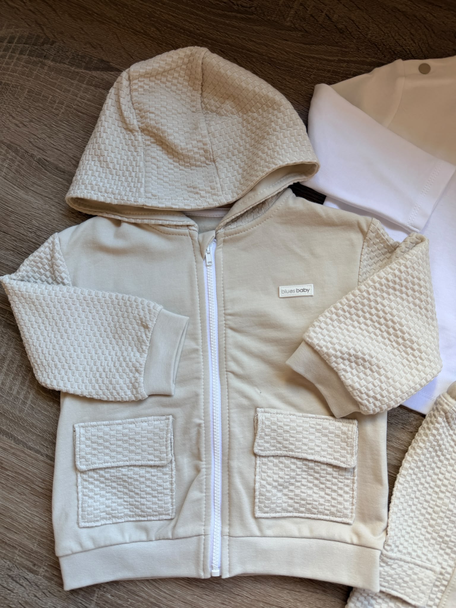 Luxe 3-Delige Peuter & Baby Set Zandbeige – Vest met Capuchon, T-shirt & Cargobroek - Afbeelding 5