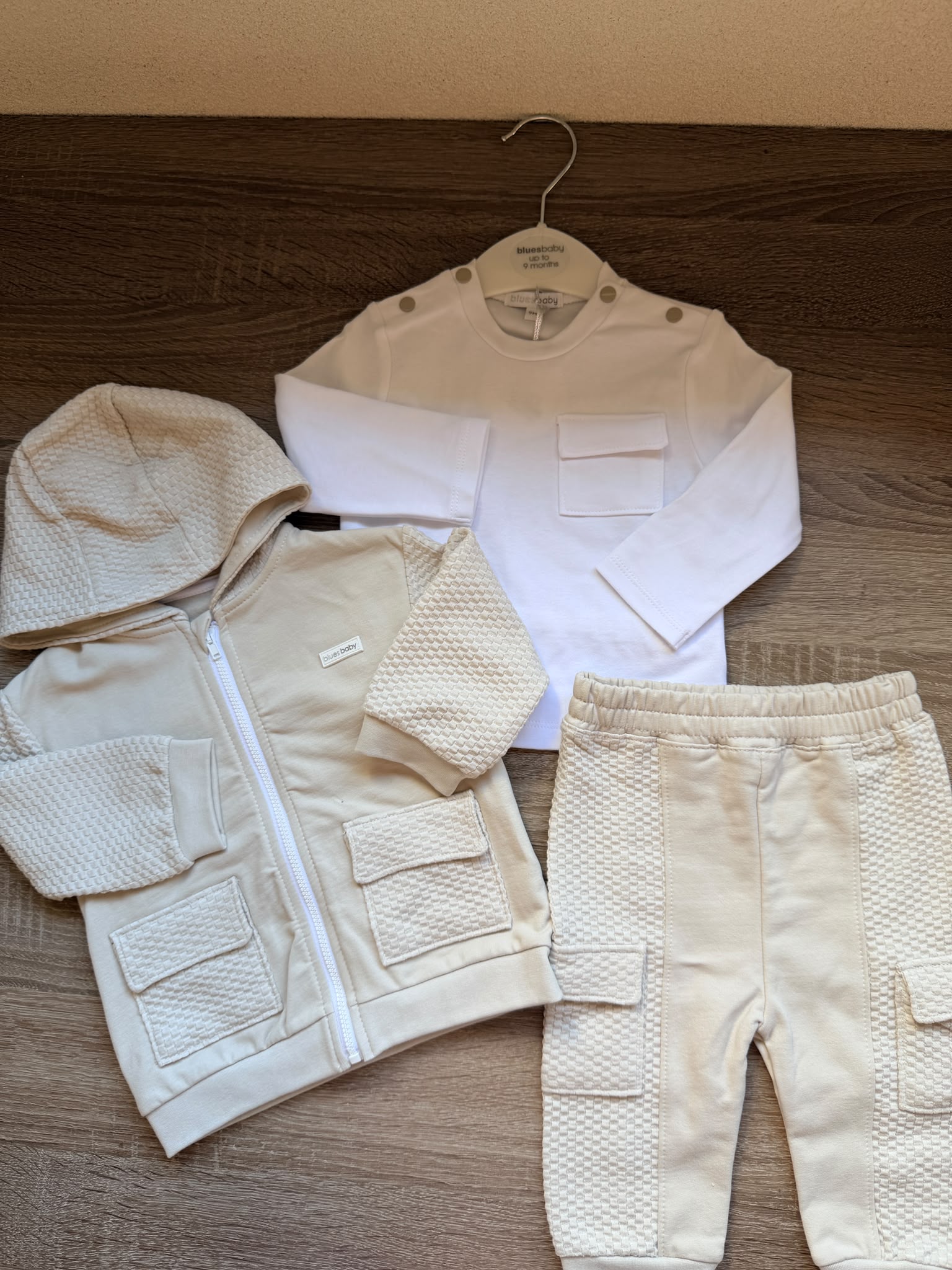 Luxe 3-Delige Peuter & Baby Set Zandbeige – Vest met Capuchon, T-shirt & Cargobroek - Afbeelding 2