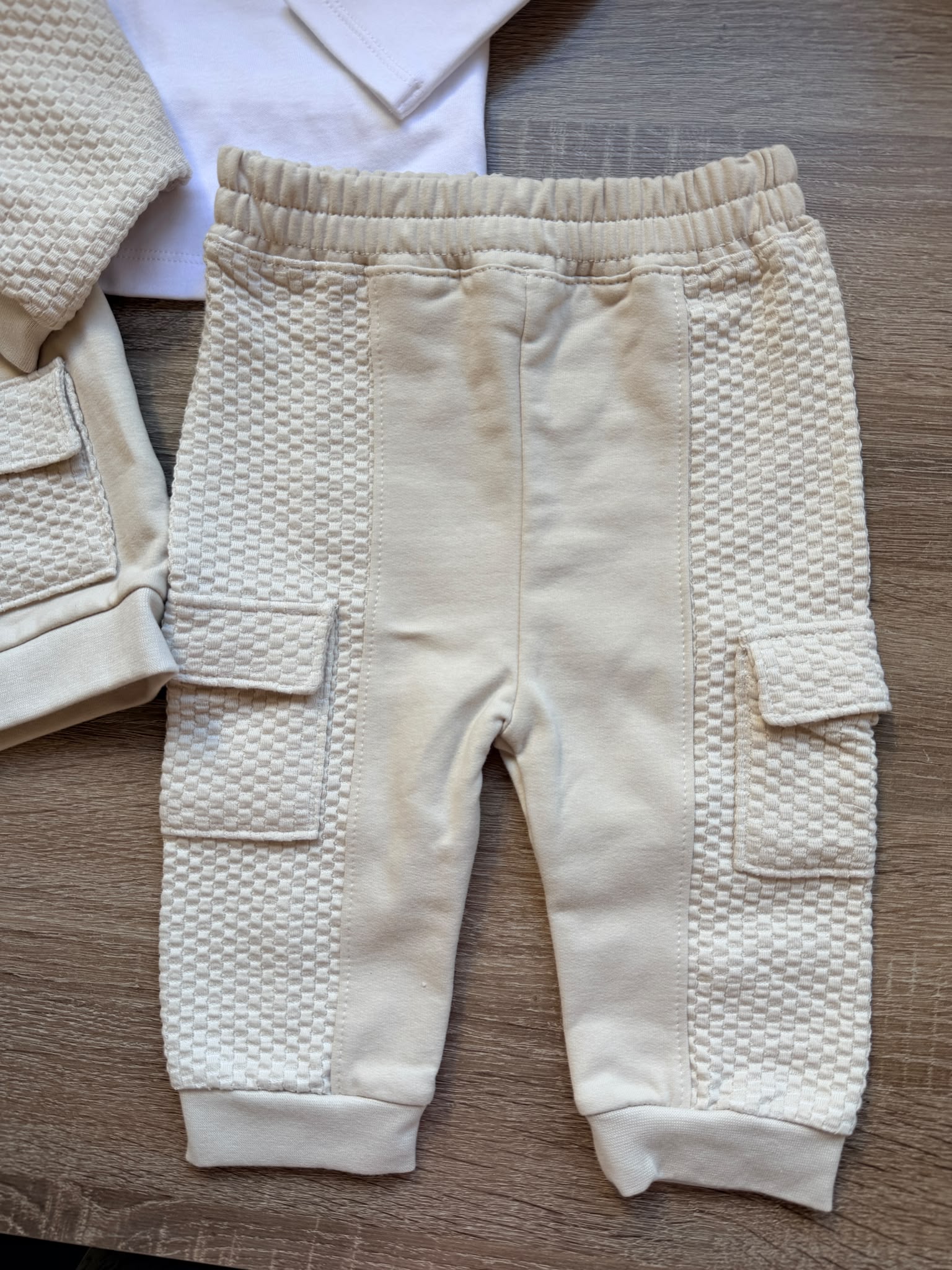 Luxe 3-Delige Peuter & Baby Set Zandbeige – Vest met Capuchon, T-shirt & Cargobroek - Afbeelding 3