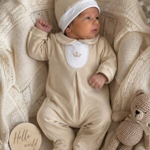 Bluesbaby Luxe 2-Delige Newborn Babyset Zandbeige – Velours Pakje met Kroontje & Mutsje