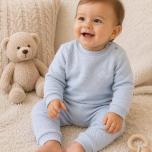 Lichtblauwe Baby Sweatset met Autoprint – Zacht & Stijlvol